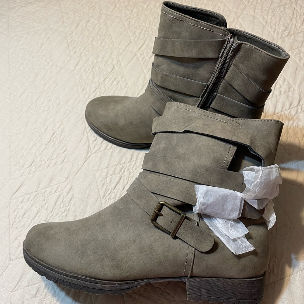 Boots khaki colored